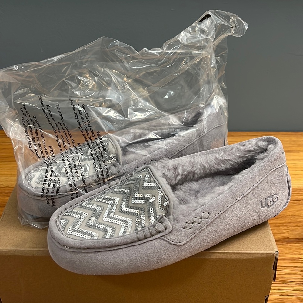 UGG UGGPlush Ansley Sequin Women’s 9 Shearling Style Leather Moccasin Slippers